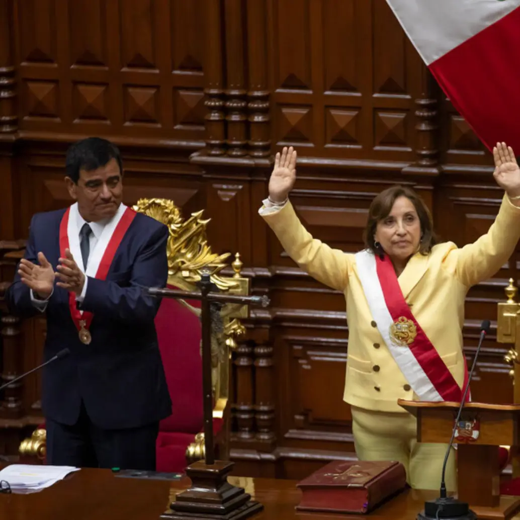 Dina Boluarte fue destutuida por el Congreso en la madrugada del viernes bajo el argumento de incapacidad moral permanente. Foto: Colprensa
