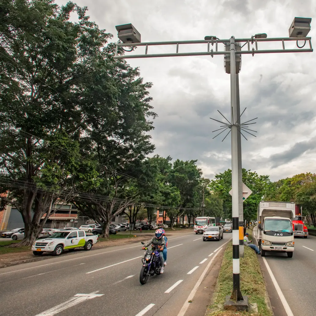 Las cámaras de fotomultas de Itagüí de la autopista Sur sancionarán a los conductores que no cumplan con la medida, ya que en este corredor no hay exención de la medida. FOTO: ESNEYDER GUTIÉRREZ CARDONA