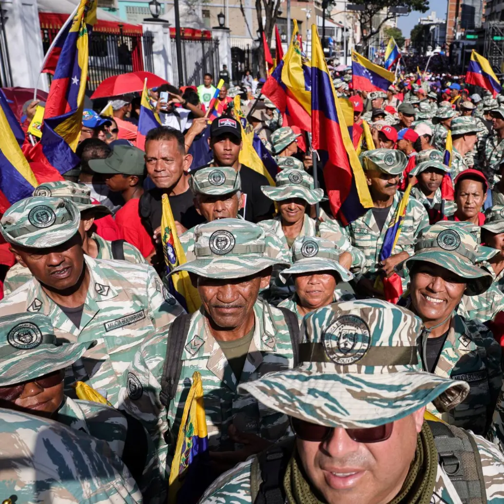 Tras conocerse el despliegue de tres buques de guerra hacia el mar Caribe por parte de Estados Unidos, el régimen chavista busca asegurar 4,5 millones de milicianos para poder responder a una posible intervención de tropas estadounidenses. Foto: Getty Images