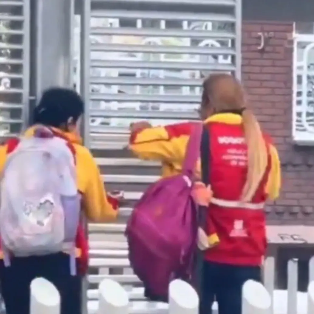 Las mujeres fueron grabadas mientras ingresaban al sistema de transporte evadiendo el pasaje. Foto: Captura video redes sociales
