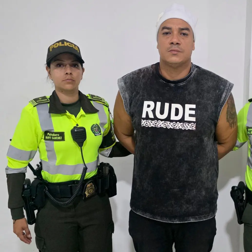 Edwin Alberto Cataño Guevara es el bombero que conducía el vehículo que arrolló al joven Juan David Ucrós Cervantes, en Barrranquilla. FOTOS: Policía y tomada de redes sociales
