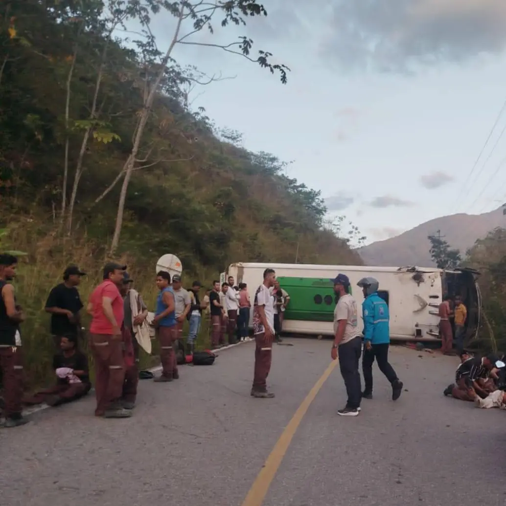Así quedó el bus accidentado cerca del sector El Bombillo d la vía que lleva a Ituango. FOTO: Tomada de redes sociales