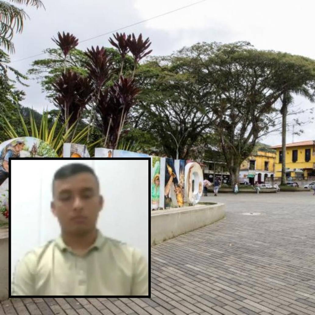 Adelante, el teniente condenado. Atrás, parque del municipio de Frontino. Foto: Julio César Herrera Echeverri.