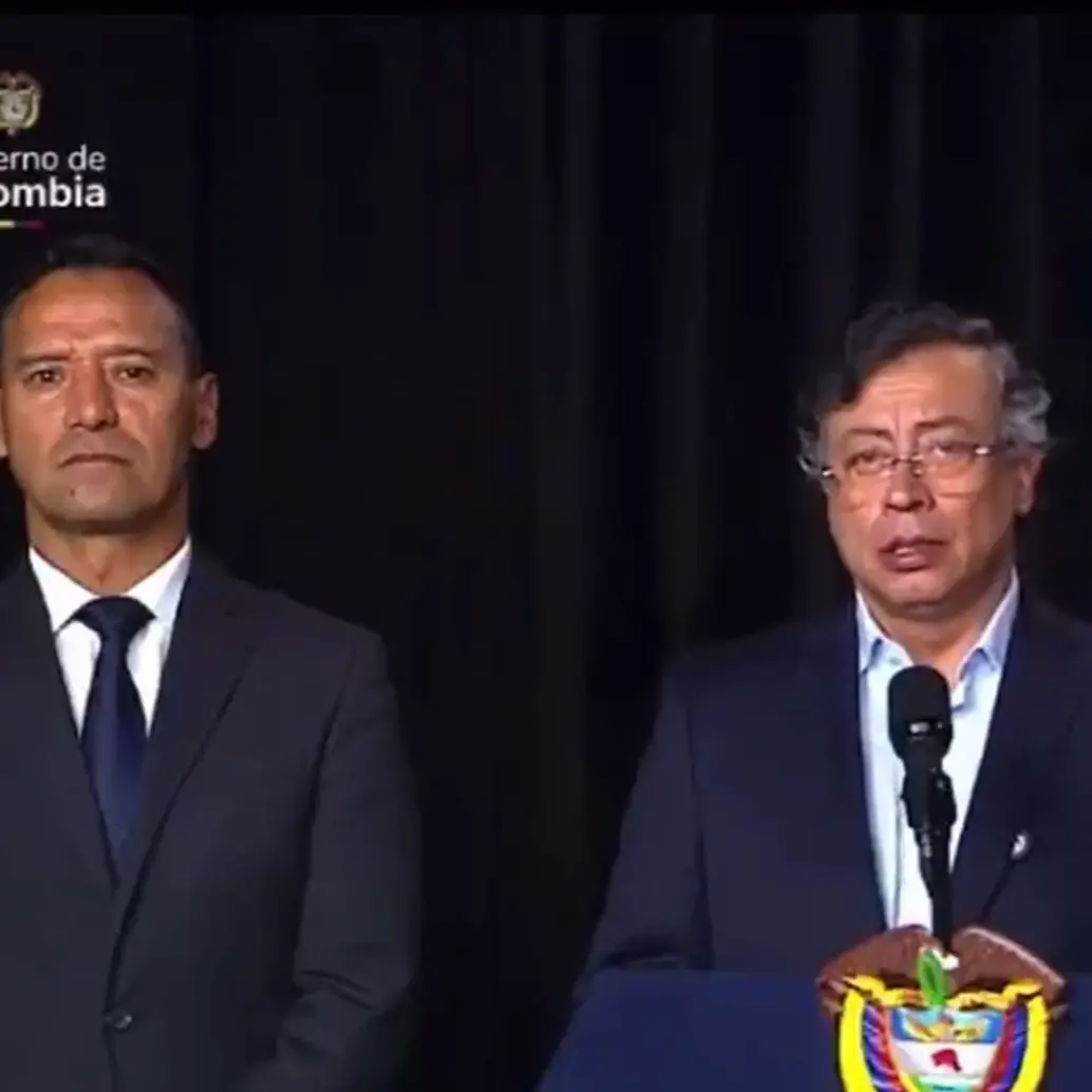 De izquierda a derecha: el ministro de Defensa Pedro Sánchez; presidente Gustavo Petro y el comandante de las Fuerzas Militares, almirante Francisco Hernando Cubides. Foto: captura de video