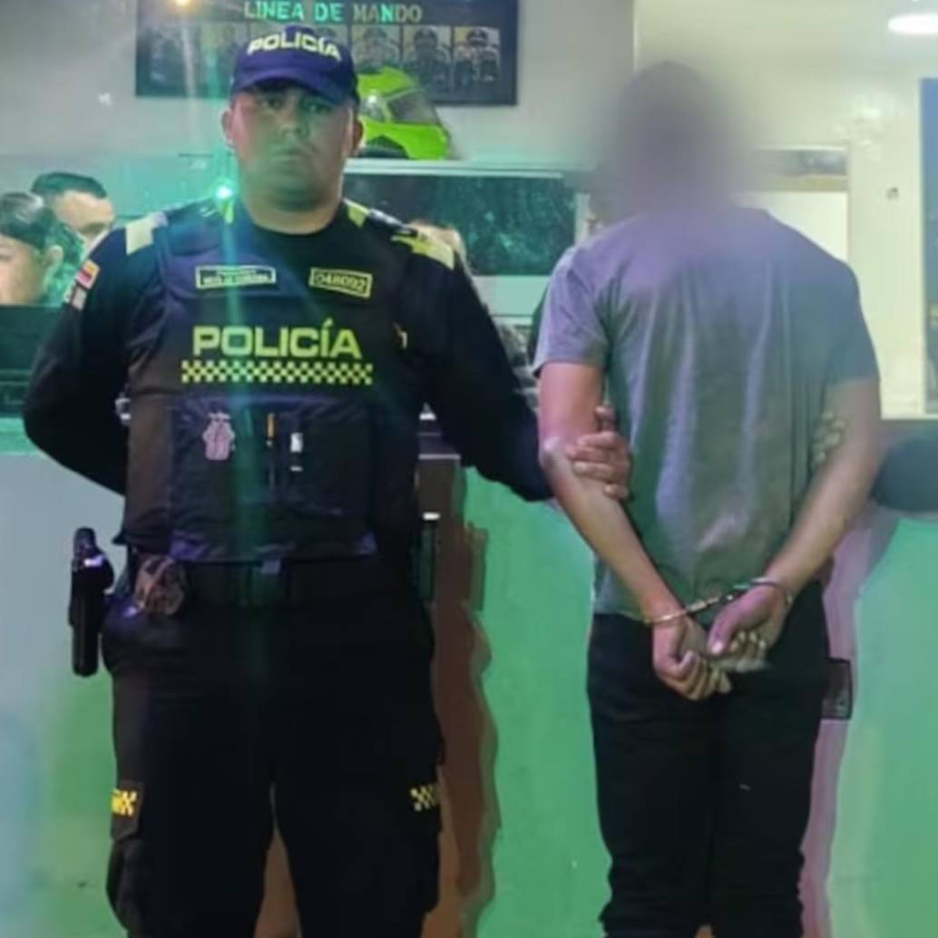 El presunto abusador, de 19 años, fue capturado luego de ser sorprendido y abordado por la familia de la menor, de manera que para escapar saltó de un cuarto piso. FOTO: CAPTURA VIDEO POLICÍA METROPOLITANA DE BOGOTÁ