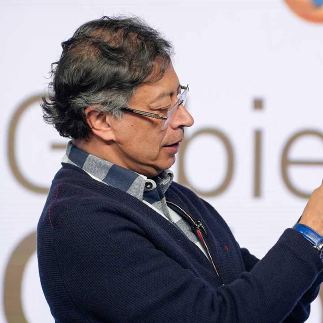 Petro presentó el nuevo pasaporte el 23 de febrero. Dijo que la transición al nuevo documento empieza el 1 de abril. FOTO Presidencia y Cancillería