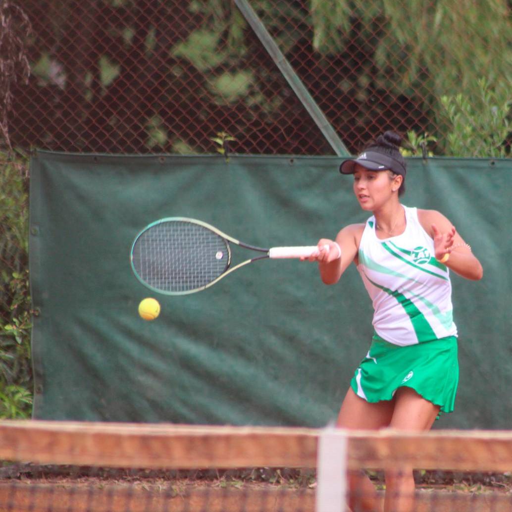 Luciana Acuña Montero, a pesar de su juventud, denota madurez en sus respuestas. Su proceso deportivo, luego de destacarse en el país, ya le exige una competencia mas exigente y esta la tendrá en el tenis universitario de EE. UU. FOTO: Cortesía