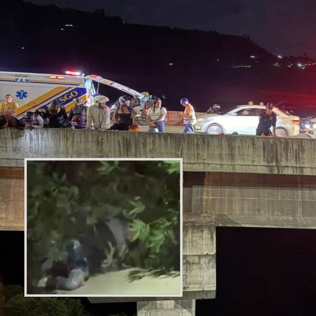 Adelante, el motociclista accidentado junto a una columna del puente. Atrás, altura de la estructura. FOTO: Cortesía Denuncias Antioquia.