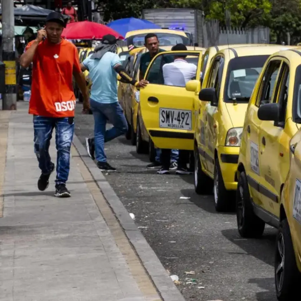 Taxis en Medellín. FOTO: Julio Cesar Herrera