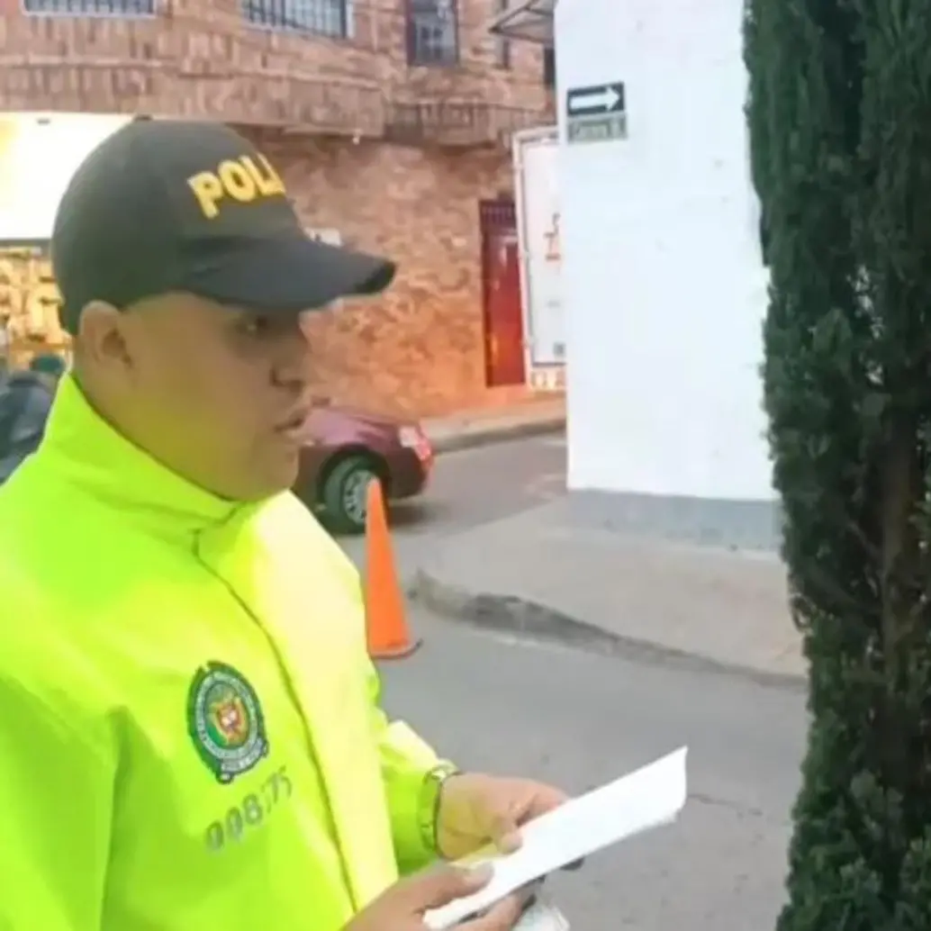 Un agente de Policía, al momento de la captura del señalado asesino. FOTO: Cortesía