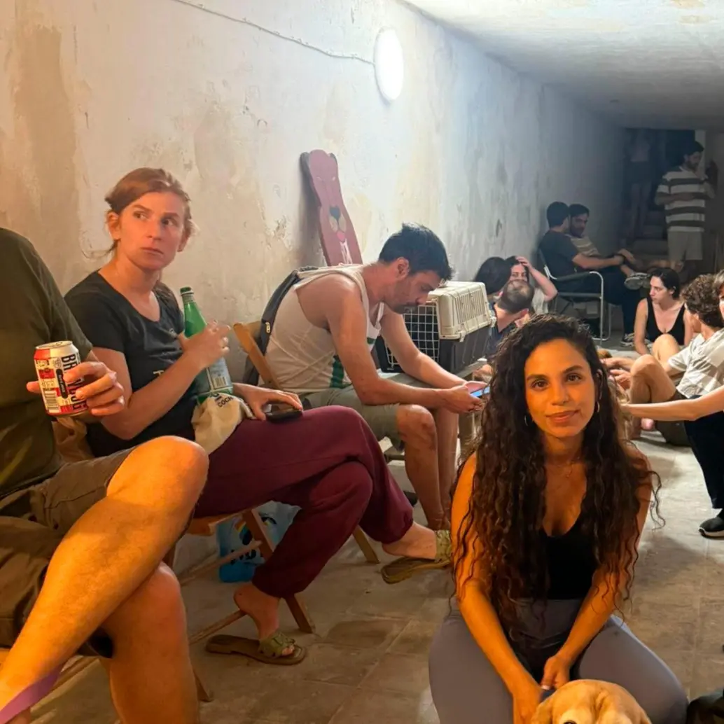Miles de personas se refugiaron en los búnkeres que hay en las diferentes ciudades de Israel para protegerse de los misiles. FOTO: Tomada de X @Israel_Avia