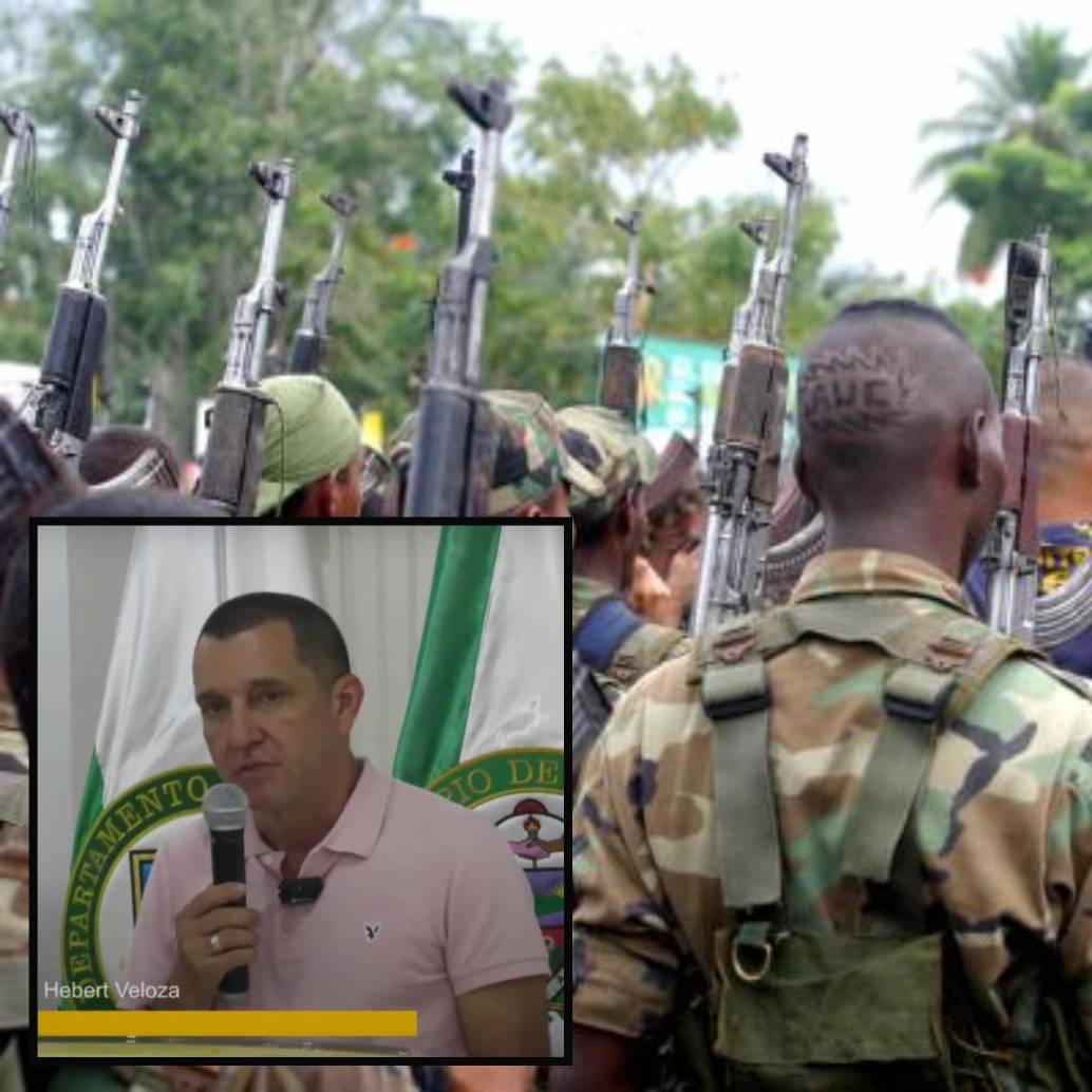 Adelante, Hébert Veloza alias HH, excomandante de las AUC durante el acto de perdón. Atrás, miembros del Bloque Bananero de las AUC durante un acto público en Turbo. FOTO: Jaime Pérez e imagen tomada de redes.