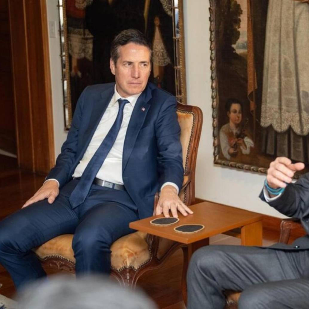 En las diferentes imágenes se ve a Londoño y Moreno conversando mientras estaban acompañados de otras personas en el lugar de la reunión. FOTO: Colprensa