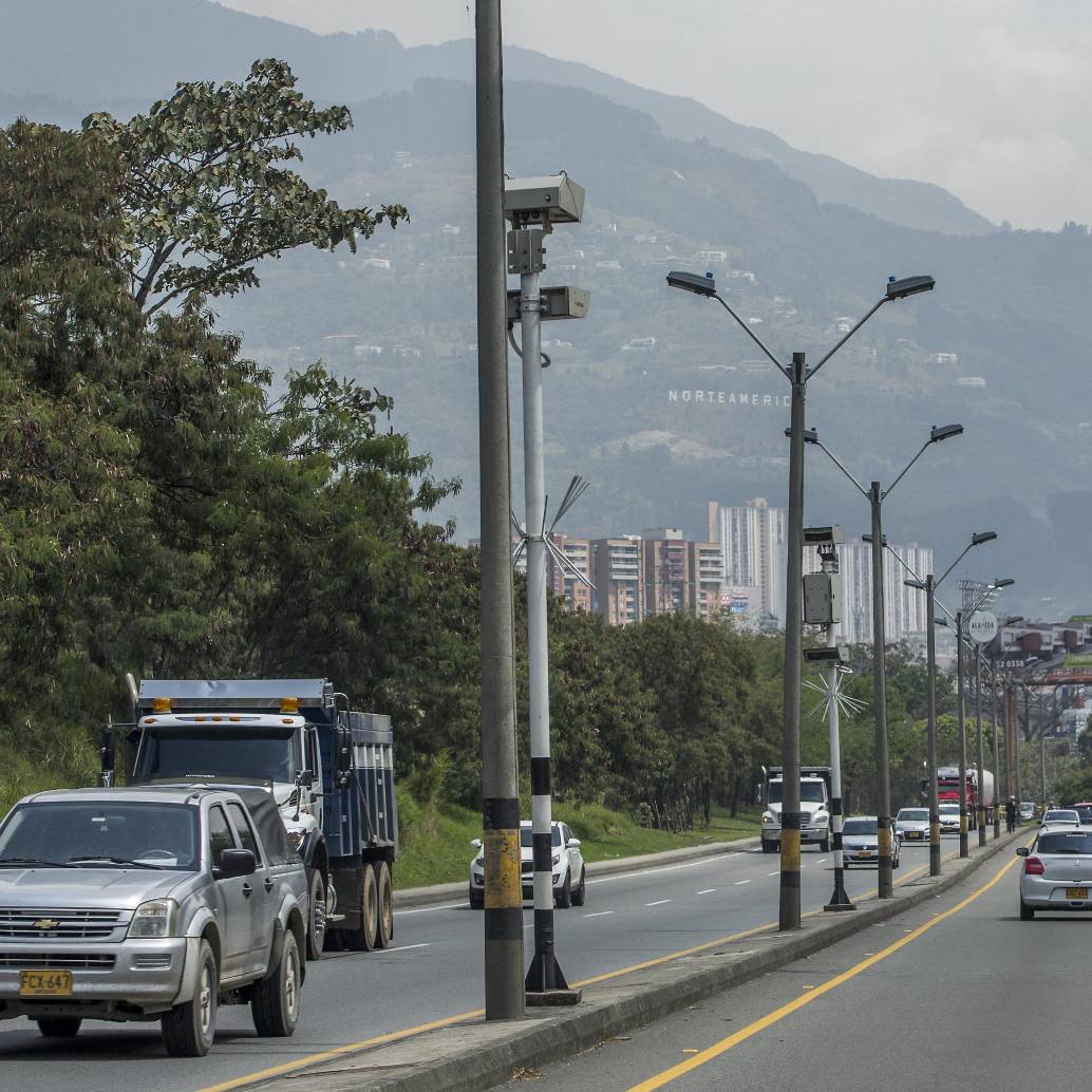La intención de la alcaldesa de Bello, Lorena González, es que la medida de mantener la velocidad en la avenida Regional pasa por reducir las sanciones con estas dos cámaras, ubicadas en los talleres del Metro de Medellín. FOTO: SANTIAGO MESA RICO