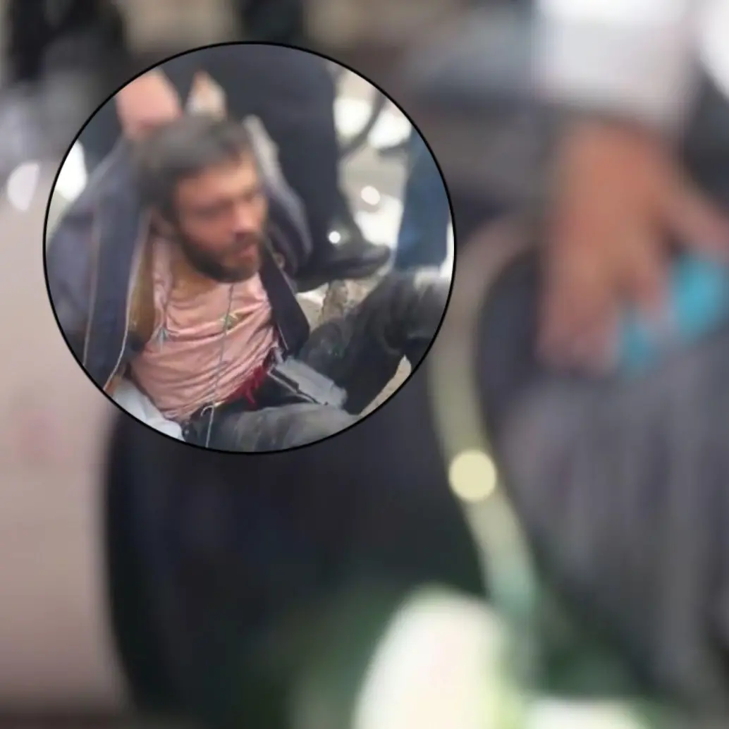 El habitante de calle fue detenido por la Policía en medio de una comunidad que buscó lincharlo por lo sucedido. Fotos: Captura videos redes sociales