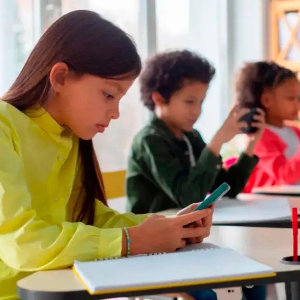 Las grandes compañías de internet tendrán que eliminar las cuentas de usuarios australianos menores de 16 años o enfrentarán multas de hasta 33 millones de dólares. FOTO: Getty