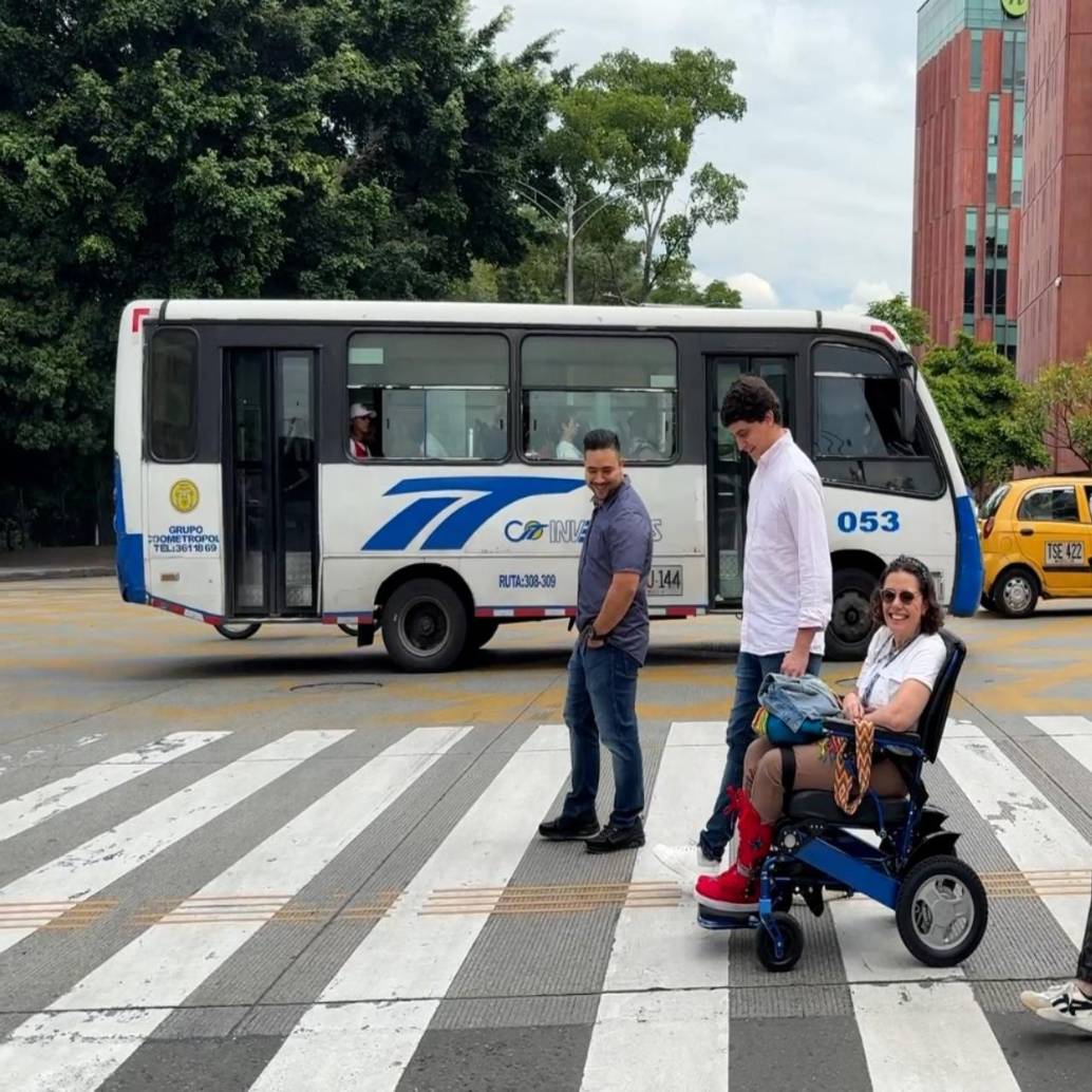 Imagen de referencia de una persona de movilidad reducida cruzando una de las calles de la ciudad. FOTO: Cortesía Ruta N.