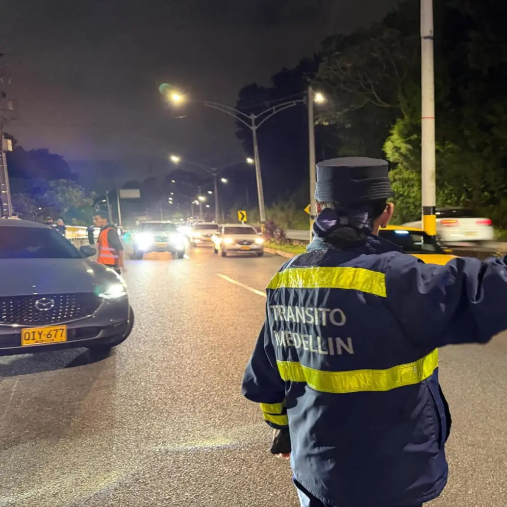Una agente de Tránsito realizando controles viales sobre la Avenida Las Palmas. FOTO: Cortesía Alcaldía de Medellín