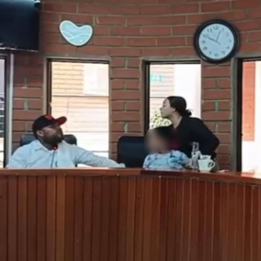 El concejal junto al menor de edad en plena discusión dentro del recinto del concejo de Guadalupe. FOTO: imagen tomada de redes.
