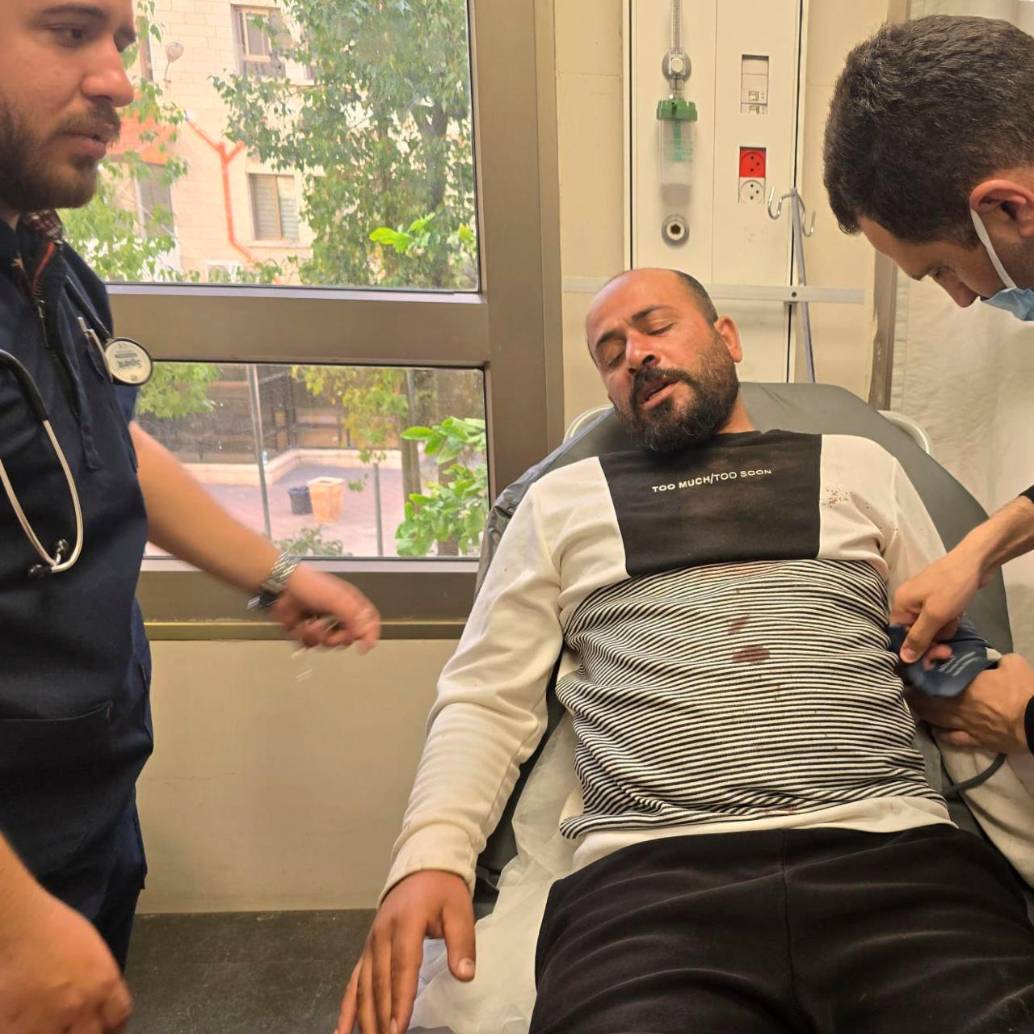 Tras ser liberado por la policía israelí, Hamdan Ballal fue trasladado a un hospital donde recibe asistencia médica. FOTO: Tomada de X @basel_adra