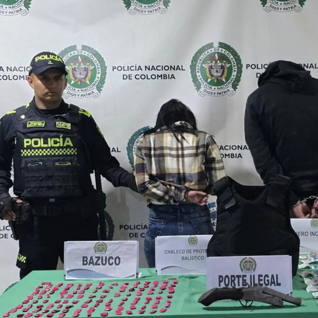 Los dos sujetos poseían bazuco, armas tipo changón y dinero en efectivo que se presume es de la venta ilícita de estupefacientes. Foto: Secretaría de Seguridad Bogotá. 