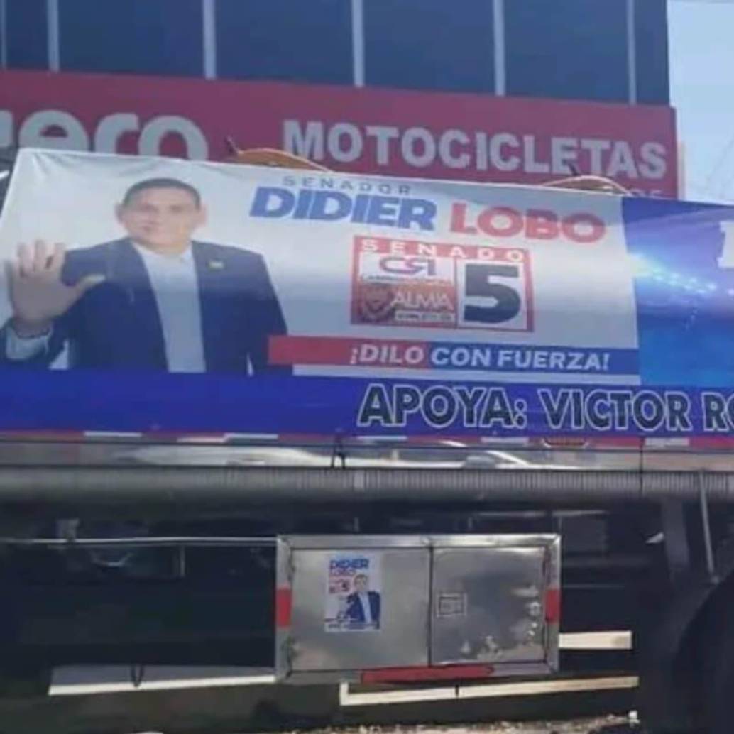 Carrontanque circulando en Aguachicha con propaganda política. Foto: redes sociales