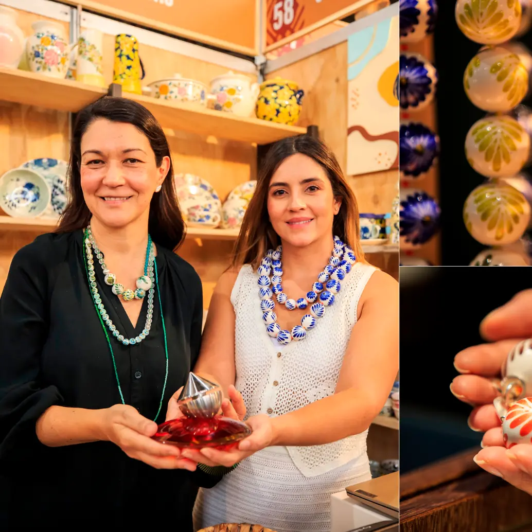 Pilar Restrepo, a la izquierda y Erica Zuluaga, a la derecha sostienen el afamado premio Lápiz de acero. Ellas llevan puestas algunas de las piezas de su colección que también se pueden ver a la derecha. FOTOS Camilo Suárez.