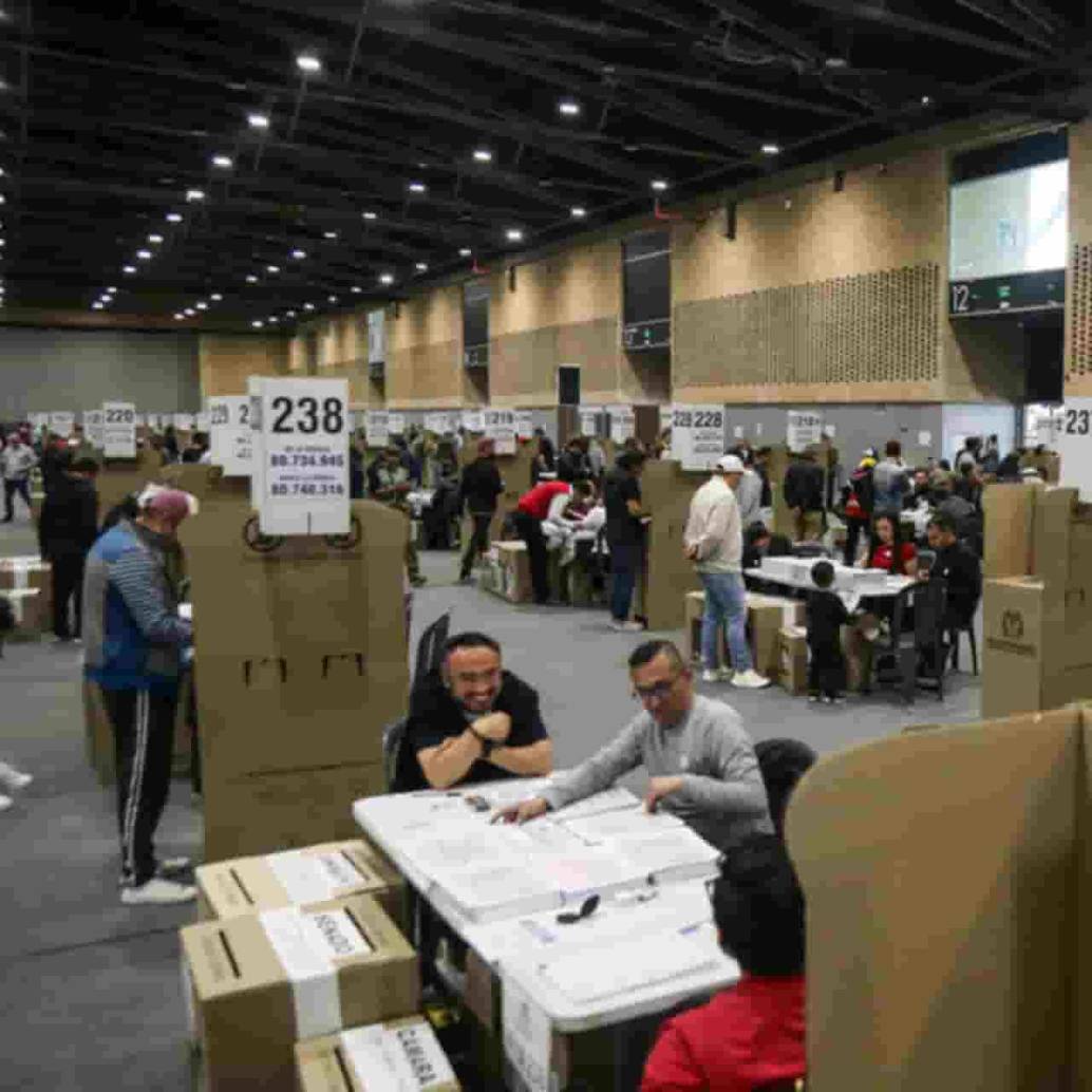 El Ministerio de Defensa reportó que al 9 de marzo se incautaron más de $3.800 millones relacionados con la compra de votos, en 56 operativos (ver infografía) que dejaron además 53 capturas. Foto: Colprensa. 