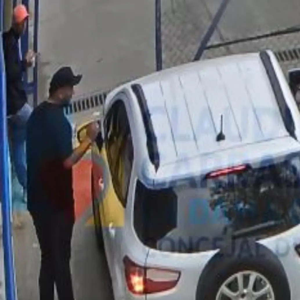 Una de las denuncias más graves del video es que en realidad serían “civiles” los que estarían cuidando el acceso al penal de máxima seguridad el día del parrandón que celebraron los capos. FOTO: Imagen tomada de redes.