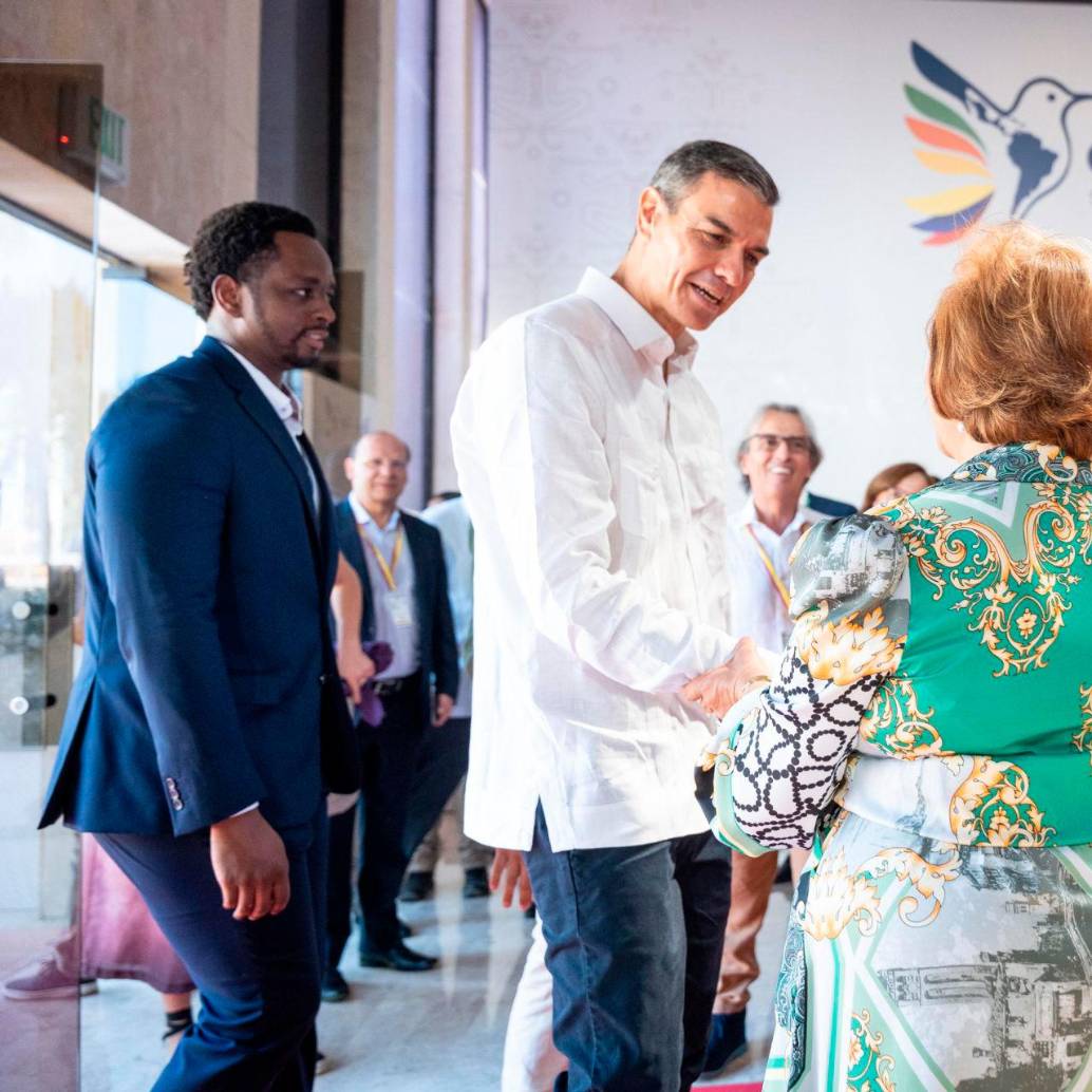 El presidente del Gobierno español, Pedro Sánchez, saludando a la canciller colombiana Rosa Villavicencio. FOTO: Tomada de X @CancilleriaCol