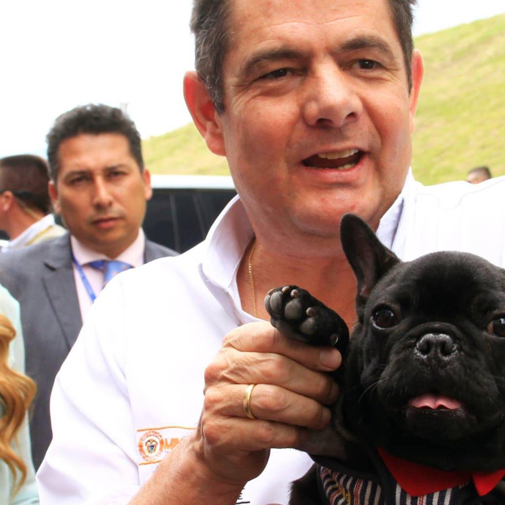 Germán Vargas Lleras y su inseparable Mancho, el bulldog francés que lo acompañó durante años. Ambos descansan en paz. Foto: redes sociales @German_Vargas