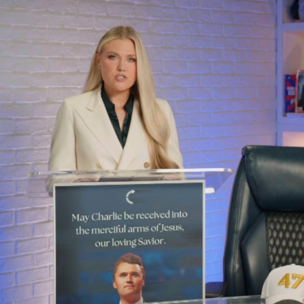 Erika Kirk grabó el mensaje junto a la silla de la oficina de su esposo, en la que él grababa sus pódcasts y videos para redes sociales. FOTO: Captura de video
