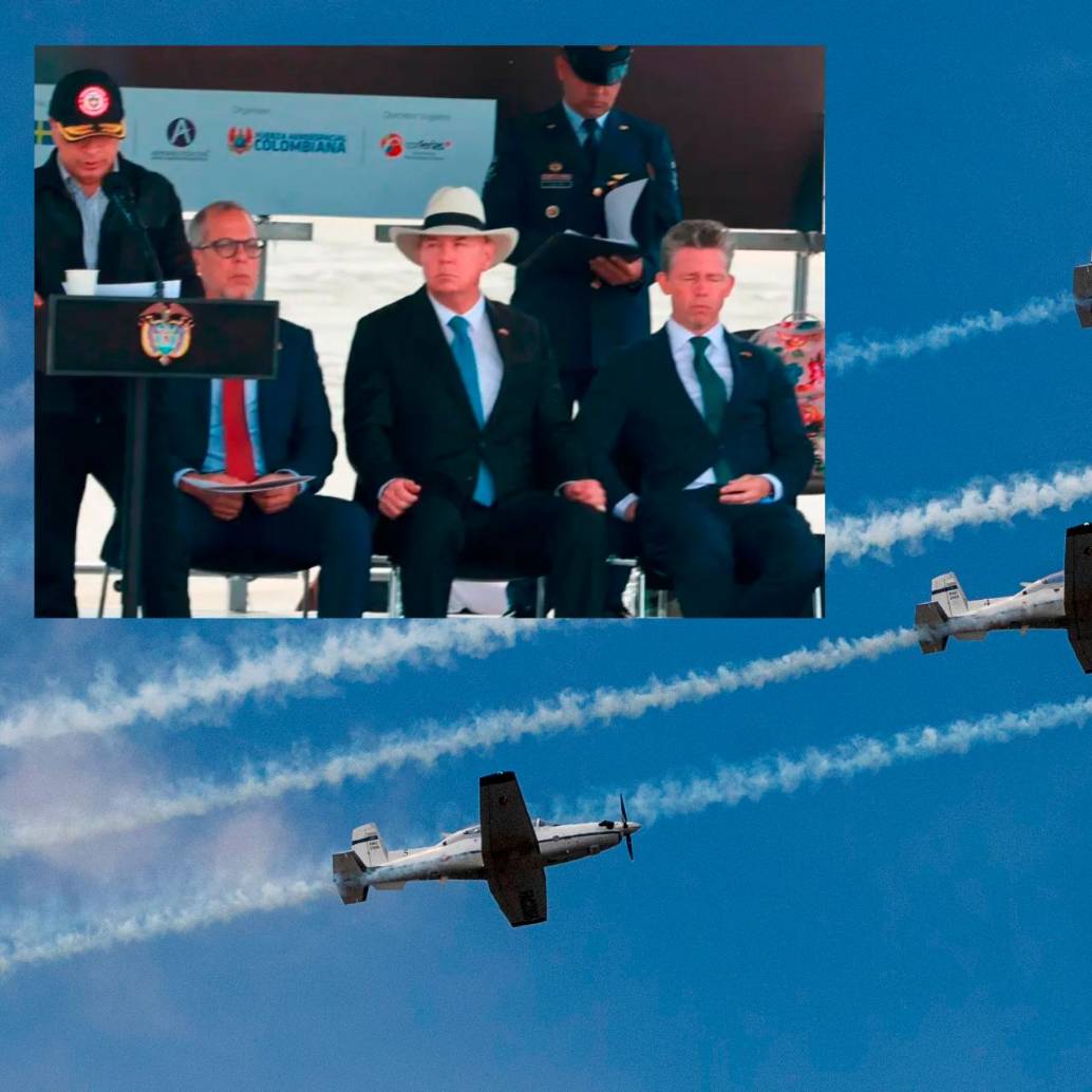 La Fuerza Aeroespacial Colombiana se hizo presente en la inauguración de la Feria. Con una escuadrilla de sus aviones de hélice Texan II T-6 desarrolló varias piruetas. A la derecha, el Gripen. FOTOS Julio César Herrera