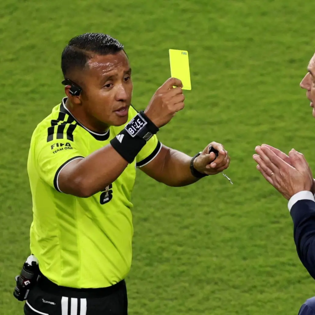 Iván Barton, juez que estrenó la “Ley Vinicius” en el Mundial 2026, dirigirá Colombia vs Suiza. Fotos: AFP y FESFUT
