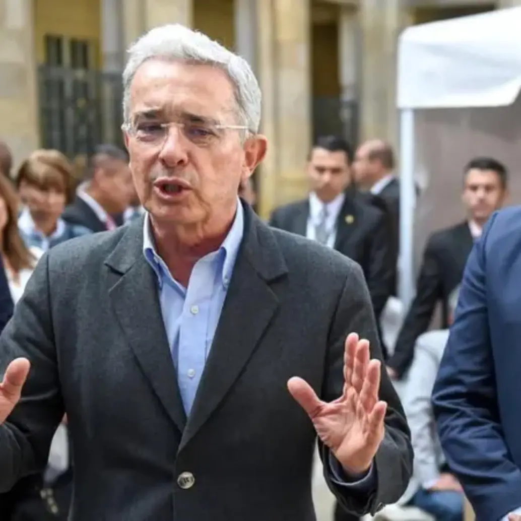 Uribe fue condenado este viernes a 12 años de prisión domiciliaria, tras ser declarado culpable de soborno en actuación penal y de fraude procesal. FOTO: Getty