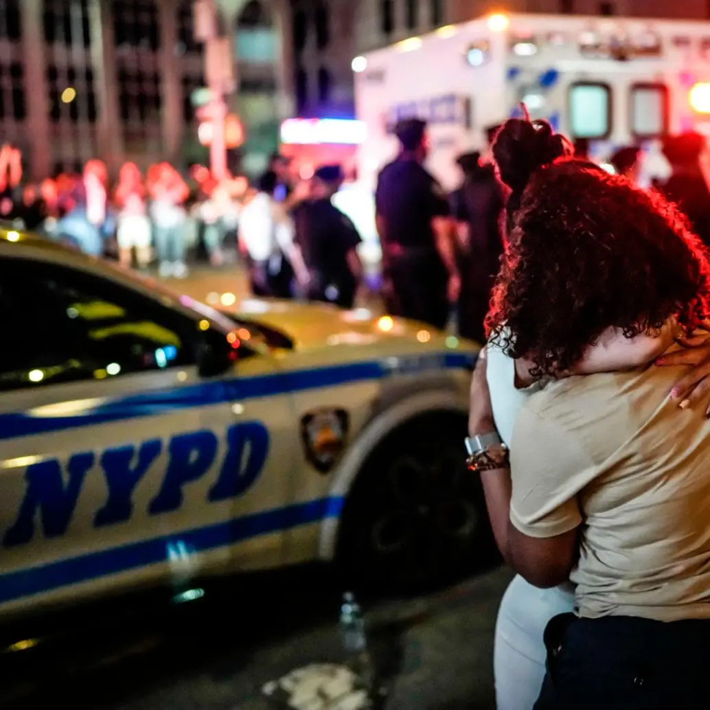 El tirador fue asesinando a sus víctimas mientras ascendía hasta el piso 33 del rascacielos donde ocurrieron los hechos. FOTO: Tomada de X @NYCMayor