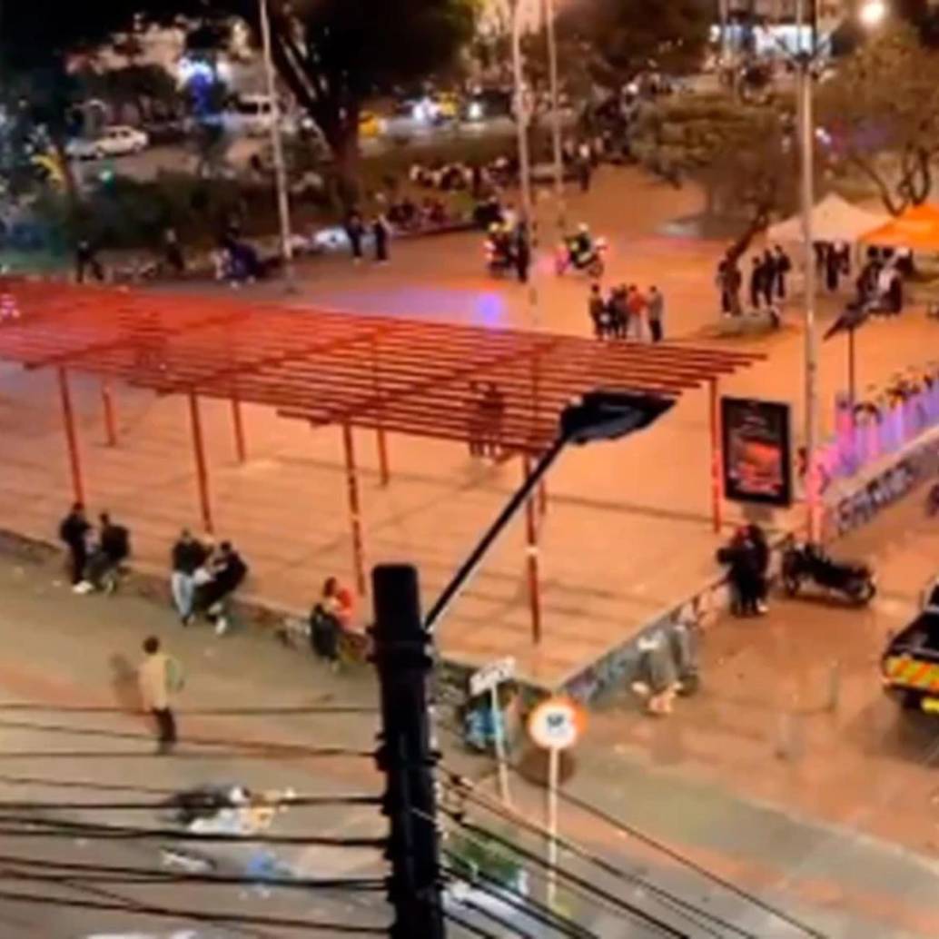 Según las autoridades, el tiroteo ocurrió a eso de las 7:00 p.m. de este jueves 15 de febrero en el Parque de los Hippies en la localidad de Chapinero. FOTO: Captura de video X (antes Twitter)
