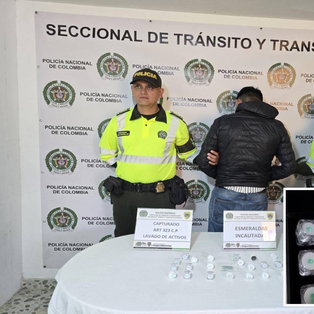 Adelante, las joyas incautadas. Atrás, el detenido por la Policía. FOTO: Cortesía.
