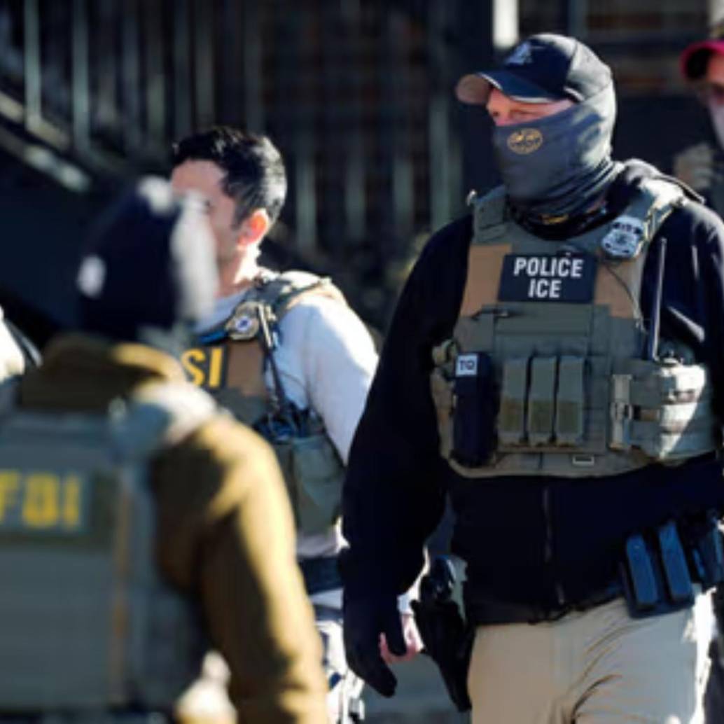 Después de huir por amenazas en Colombia, el padre de esta familia fue detenido por el ICE tras un accidente de auto y su esposa, residente legal, enfrenta sola una orden de desalojo con su bebé. FOTO: Getty