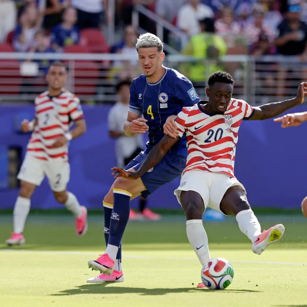 Folarin Balogun, de 24 años, anotó el primer gol de Estados Unidos ante Bosnia. Es el goleador de su equipo. Después fue expulsado. FOTO Getty 