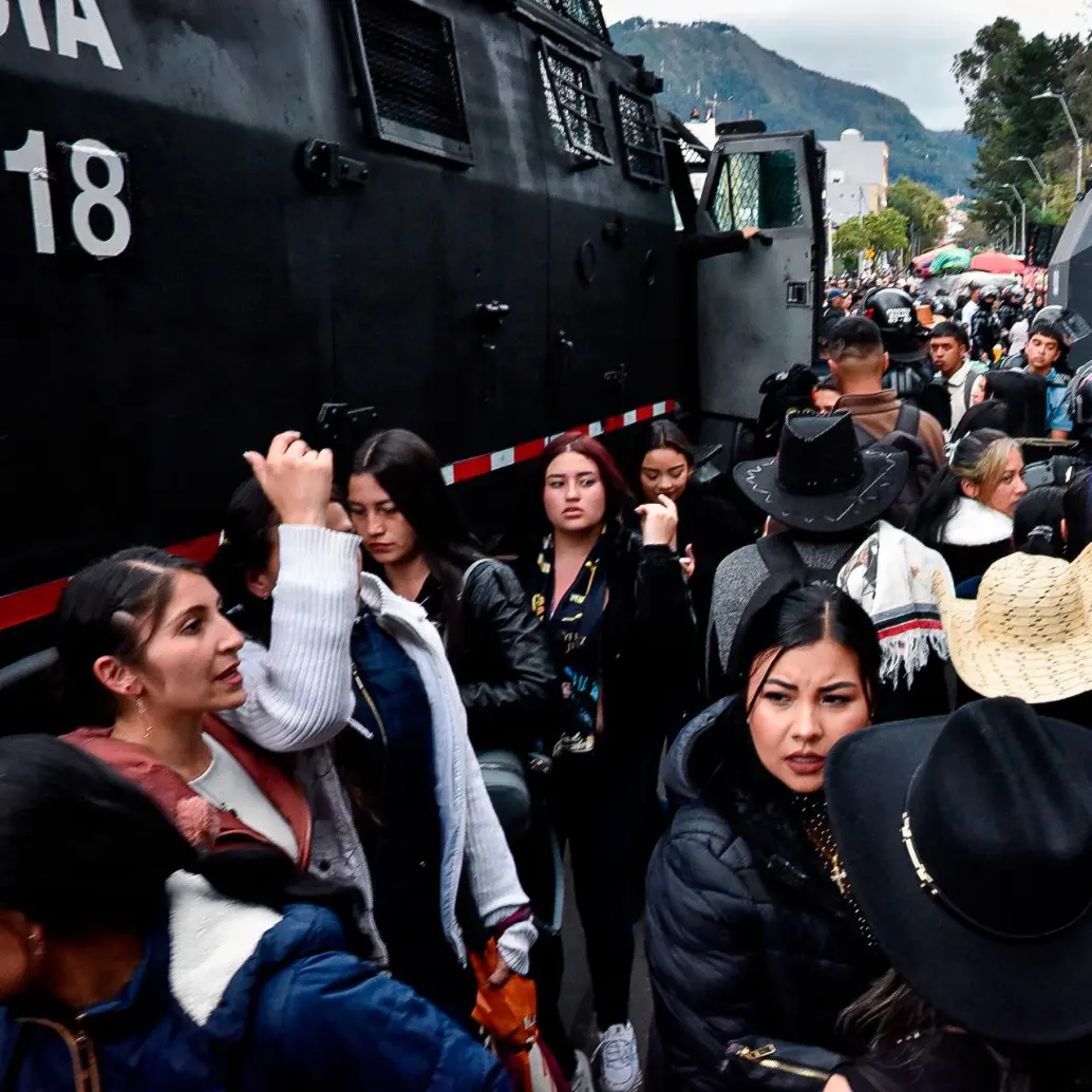 El<b> </b>UNDMO (antiguo ESMAD) tuvo que intervenir para dispersar a la gente y recuperar la normalidad a las afueras del Movistar Arena donde se llevó a cabo el homenaje a Yeison Jiménez. FOTO: Colprensa