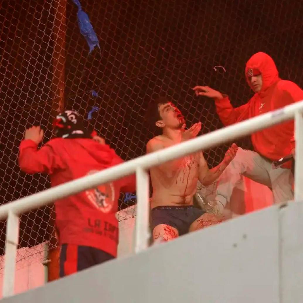 Escenas desgarradoras dejaron los actos de violencia entre hinchas de Independiente de Avellaneda y Universidad de Chile. FOTO AFP