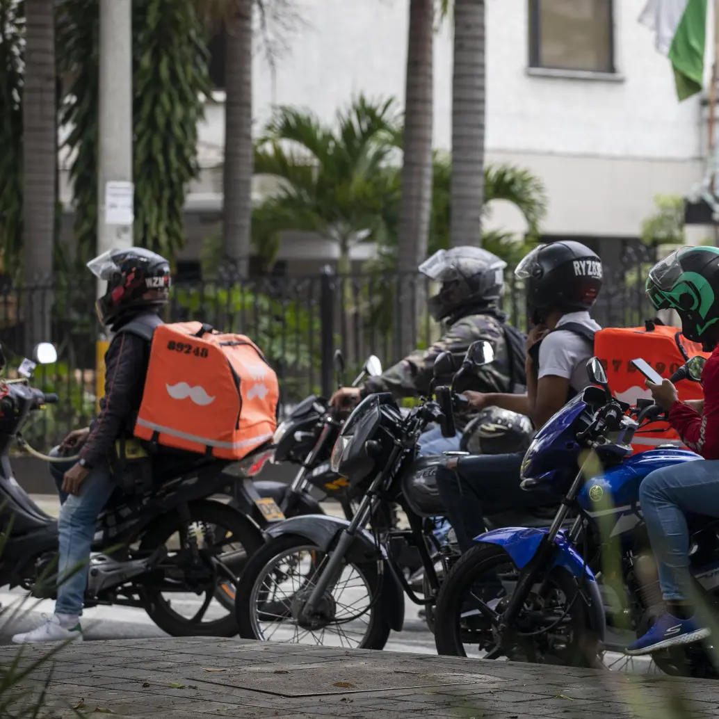 Según un informe, tan solo el 14% de los encuestados tendría un empleo formal si no existieran estas plataformas. El 44% estaría desempleado y el 32% trabajando de manera independiente en actividades con baja probabilidad de formalidad. FOTO: Manuel Saldarriaga.