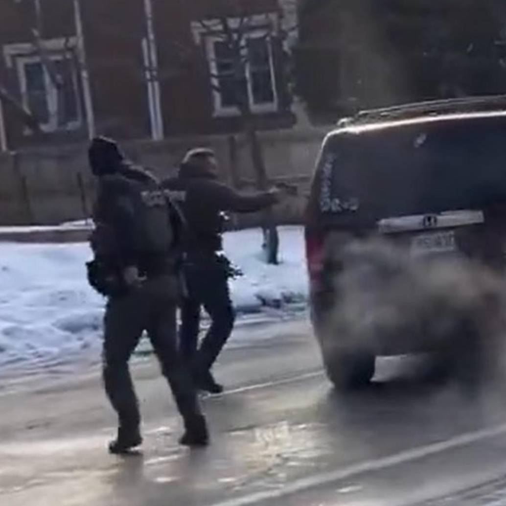 El Departamento de Seguridad Nacional (DHS) confirmó el tiroteo y la muerte de la mujer, a quien ha acusado de “terrorismo doméstico” y de intentar atropellar a oficiales. FOTO: Captura video de redes sociales @arlinmedrano_