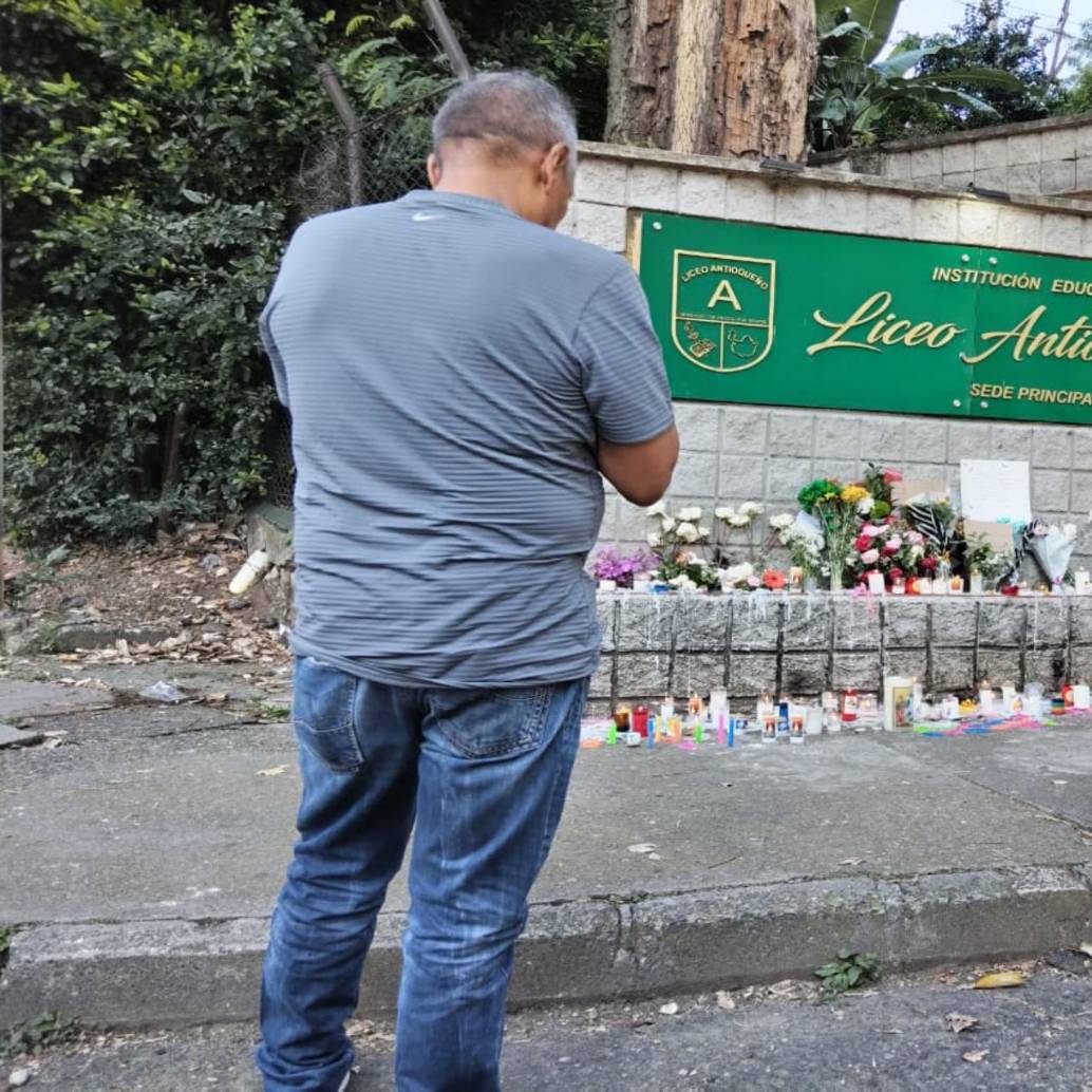 Escenas como esta se viven en las afueras del colegio Liceo Antioqueño del municipio de Bello. FOTO: Santiago Yepes Vidal.