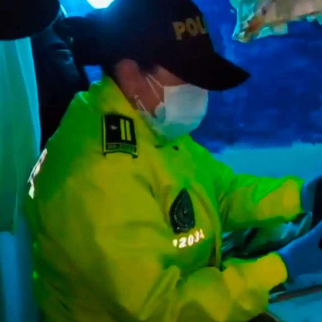 En el operativo, las autoridades decomisaron celulares, modems, tarjetas SIM, además de cargadores, manos libres y armas cortopunzantes. FOTO: Captura de video