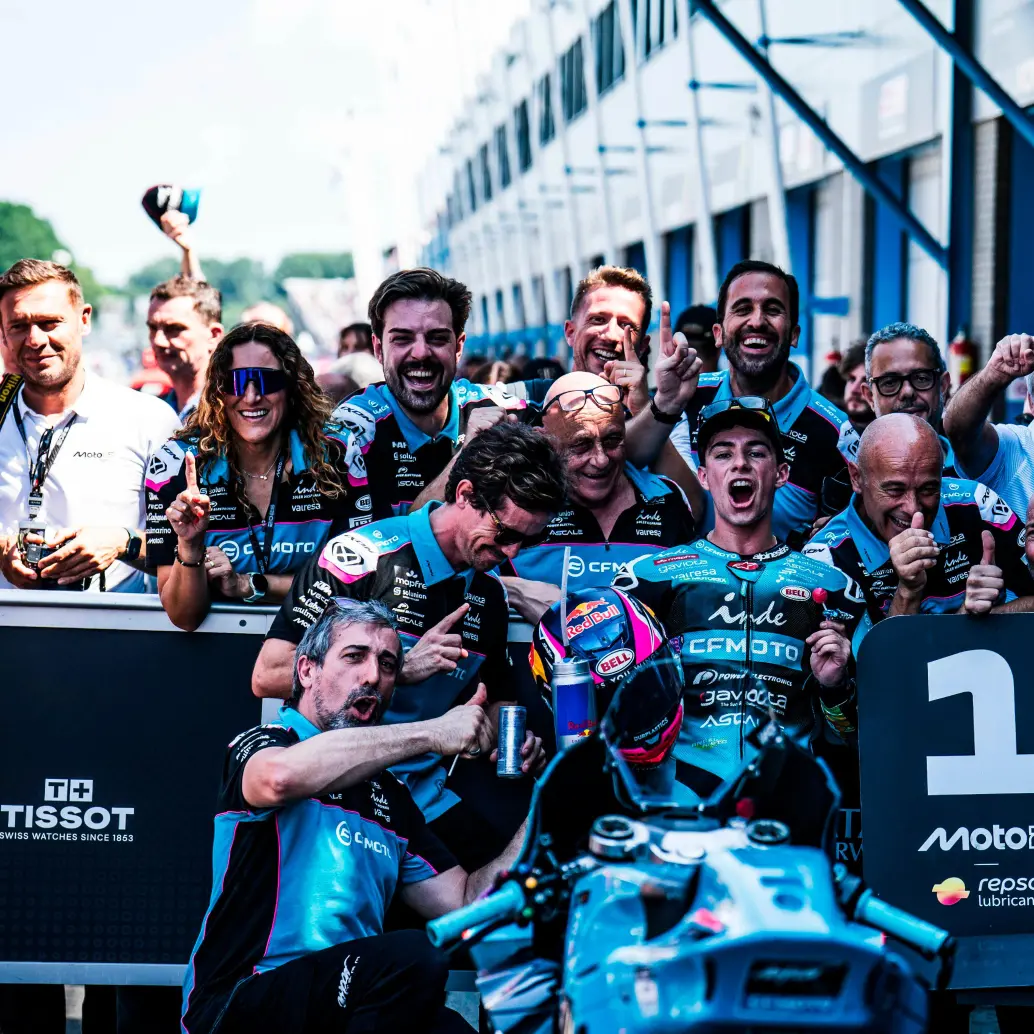 El motociclista colombo-español David Alonso celebra su victoria con el staff de su equipo. Foto: tomada del x de @AsparTeam
