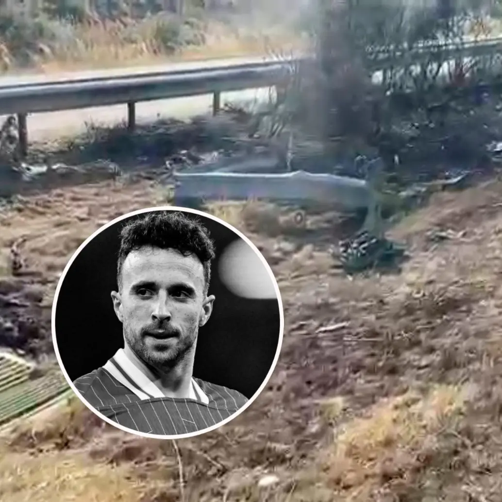 El vehículo en el que viajaba Diogo Jota quedó completamente destruido a un lado de la vía. FOTOS: Captura de video y tomada de X @LFC 