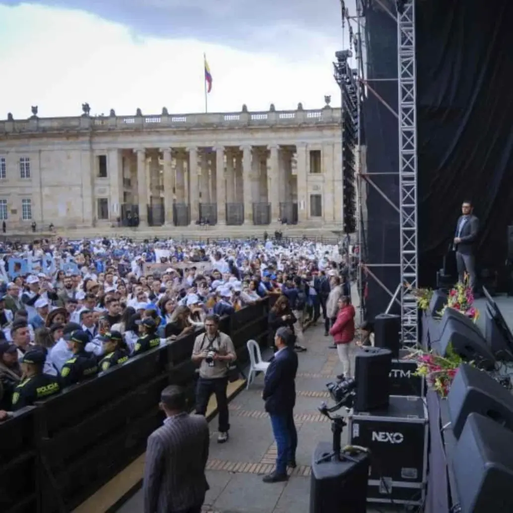 El presidente Gustavo Petro hablando en una tarima en la Plaza de Bolívar, que sería utilizada al día siguiente para el cierre de campaña del Pacto Histórico. Foto: Presidencia.
