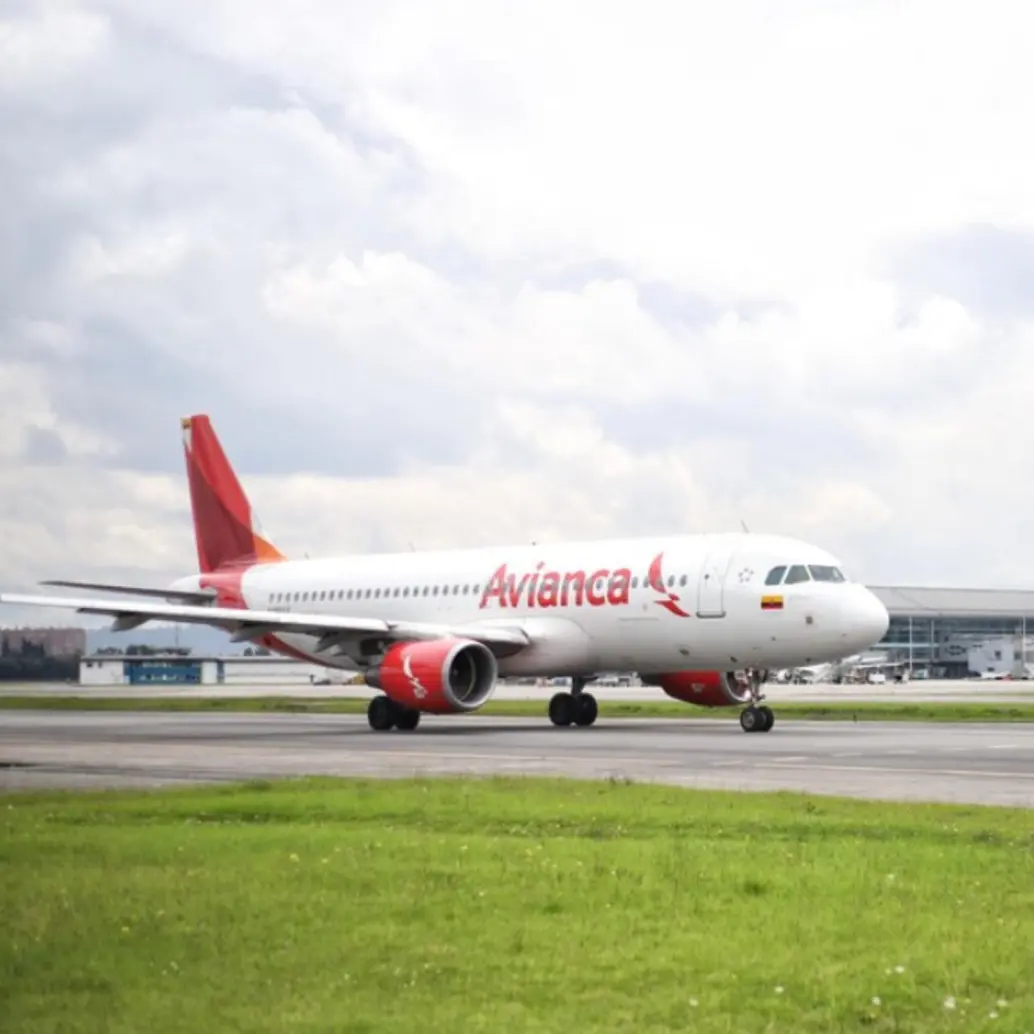 El retorno se dio tras el aviso de una alerta técnica detectada en el motor izquierdo de la aeronave. Colprensa. 